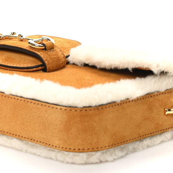 ショルダーバッグ・ポシェット 1955 Horsebit Suede Tote Bag with Shearling-Trim Gucci 1955 Horsebit Mini Brown Suede Tote Bag with Shearling