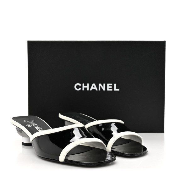 軽やか。洗練されたステップ♪【CHANEL】Patent Calfskin Mules CHANEL Patent Calfskin Mules 37.5 Black White 1660458