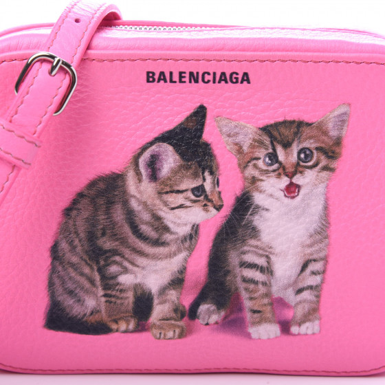タイムセール★BALENCIAGA★WILLロゴ入りカメラバッグ・ピンク Balenciaga Pink Calfskin Leather Everyday Camera XS Bag