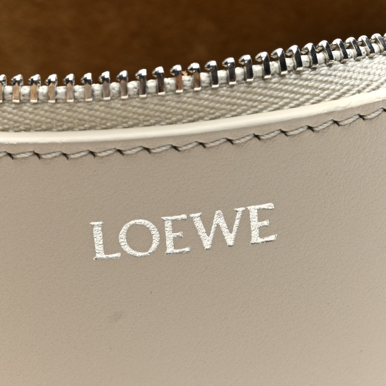【柔らかな色合いで優しい印象】LOEWE PuzzleFoldMediumサンド系 Medium Puzzle Fold tote in soft grained calfskin Brown - LOEWE