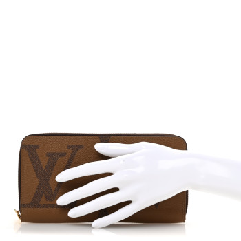 LOUIS VUITTON Reverse Monogram Giant Zippy Wallet