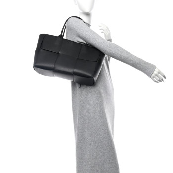 BOTTEGA VENETA Grained Calfskin Maxi Intrecciato Arco Black