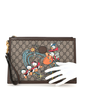 GUCCI X DISNEY GG Supreme Monogram Donald Duck Interlocking G Wristlet Pouch Beige Multicolor New Acero