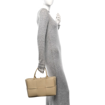 BOTTEGA VENETA Grained Calfskin Intrecciato Medium Arco Tote Porridge