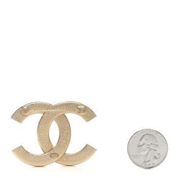 CHANEL Metal CC Brooch Gold