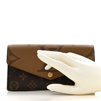 LOUIS VUITTON Reverse Monogram Giant Sarah Wallet