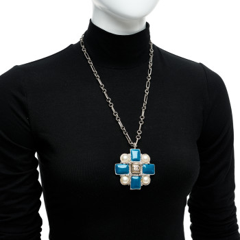 CHANEL Gripoix Poured Glass Pearl CC Pendant Necklace Turquoise Silver
