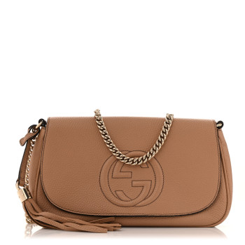 GUCCI Pebbled Calfskin Medium Soho Flap Crossbody Camelia