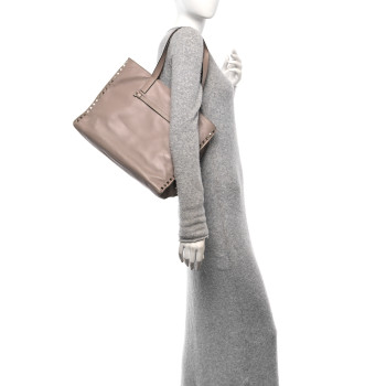 VALENTINO GARAVANI Nappa Medium Rockstud Soft Tote Soft Noisette VALENTINO GARAVANI Nappa Medium Rockstud Soft Tote Soft Noisette