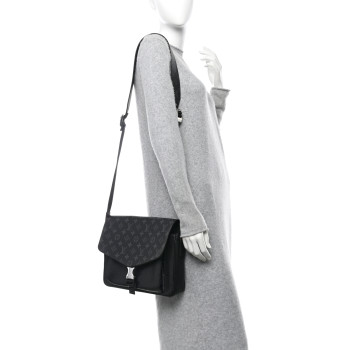 LOUIS VUITTON Taigarama Messengerama Black
