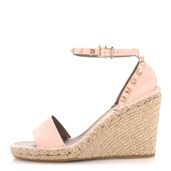 VALENTINO GARAVANI Grained Calfskin Rockstud Ankle Strap Espadrille 15/105mm Wedge Sandals 41 Rose Quartz Natural