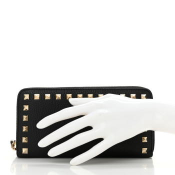 VALENTINO GARAVANI Pebbled Calfskin Rockstud Zip Around Wallet Black