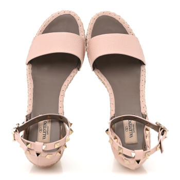 VALENTINO GARAVANI Grained Calfskin Rockstud Ankle Strap Espadrille 15/105mm Wedge Sandals 41 Rose Quartz Natural