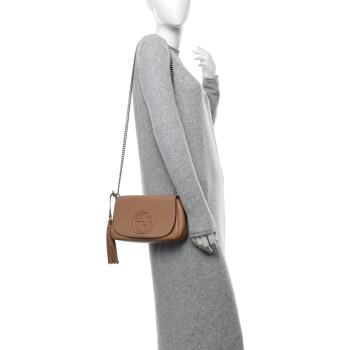 GUCCI Pebbled Calfskin Medium Soho Flap Crossbody Camelia