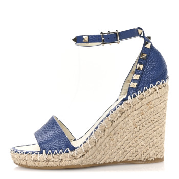 VALENTINO GARAVANI Grained Calfskin Rockstud Ankle Strap Espadrille Wedge Sandals 36 Baltique