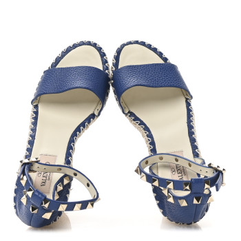 VALENTINO GARAVANI Grained Calfskin Rockstud Ankle Strap Espadrille Wedge Sandals 36 Baltique