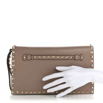 VALENTINO GARAVANI Nappa Rockstud Wristlet Clutch Poudre