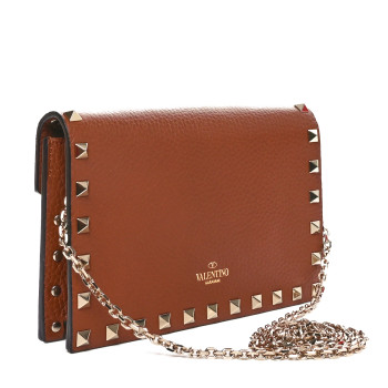 VALENTINO GARAVANI Pebbled Calfskin Rockstud Envelope Wallet on Chain Bright Cognac