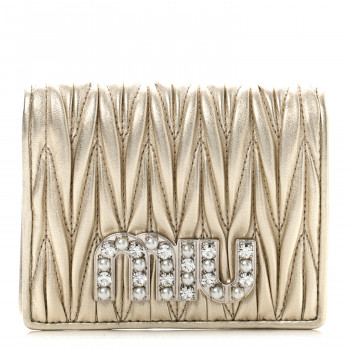 MiuMiu matelass leather logo wallet gold SS25 新作 ★ MIU MIU Metallic Nappa Matelasse Crystal Pearl Logo Compact