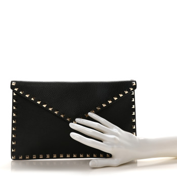 VALENTINO GARAVANI Pebbled Calfskin Large Rockstud Envelope Clutch Black