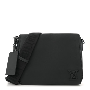 LOUIS VUITTON Calfskin Aerogram Takeoff Messenger Black LOUIS VUITTON Calfskin Aerogram Takeoff Messenger Black