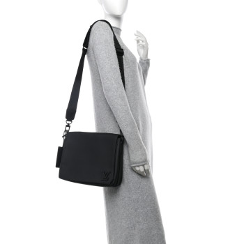 LOUIS VUITTON Calfskin Aerogram Takeoff Messenger Black LOUIS VUITTON Calfskin Aerogram Takeoff Messenger Black