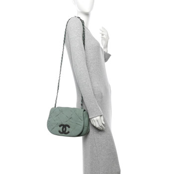 CHANEL Iridescent Calfskin Glint Flap Green