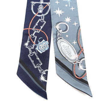 HERMES Silk C'est la Fete Twilly Ardoise Clair Rose Pale Bleu Marine