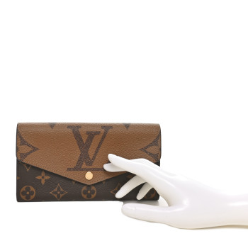 LOUIS VUITTON Reverse Monogram Giant Sarah Wallet