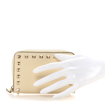 VALENTINO GARAVANI Pebbled Calfskin Rockstud Compact Zip Around Wallet Light Ivory