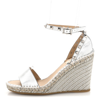 VALENTINO GARAVANI Metallic Grained Calfskin Rockstud Crisscross Ankle Strap Espadrille Wedge Sandals 39 Silver