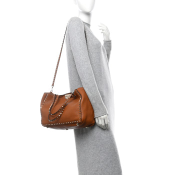 VALENTINO GARAVANI Pebbled Calfskin Medium Rockstud Tote Light Cuir
