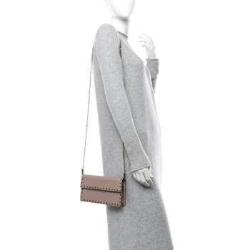VALENTINO GARAVANI Pebbled Calfskin Rockstud Flap Wallet On Chain Poudre