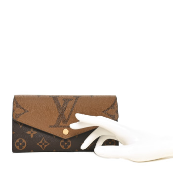 LOUIS VUITTON Reverse Monogram Giant Sarah Wallet