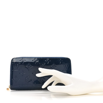 LOUIS VUITTON Vernis Zippy Wallet Bleu Nuit