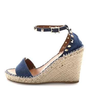 VALENTINO GARAVANI Denim Rockstud Ankle Strap Espadrille 15/105mm Wedge Sandals 39 Light Denim