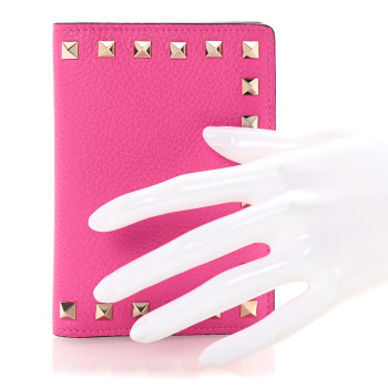 VALENTINO GARAVANI Pebbled Calfskin Rockstud Passport Cover Pink PP