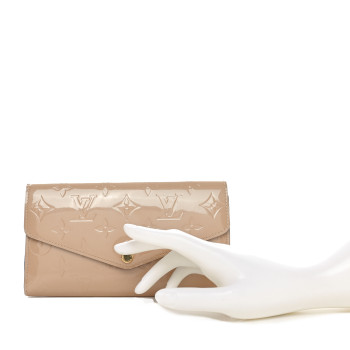 LOUIS VUITTON Vernis Sarah Wallet NM Dune
