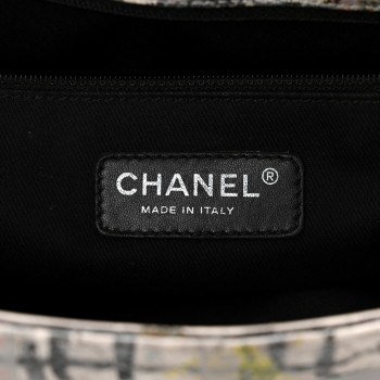 CHANEL　　VINTAGE　made in ITALY CHANEL Calfskin Hand Painted Graffiti Flap Multicolor