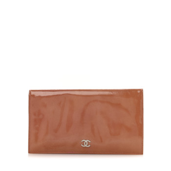 CHANEL Patent CC Yen Wallet Pink