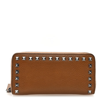 VALENTINO GARAVANI Grained Calfskin Rockstud Zip Around Wallet Bright Cognac