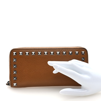 VALENTINO GARAVANI Grained Calfskin Rockstud Zip Around Wallet Bright Cognac