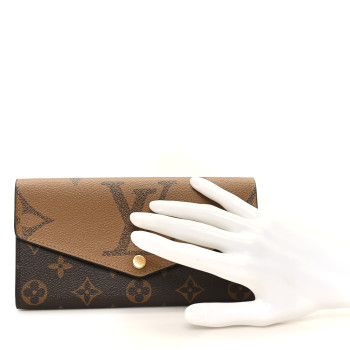 LOUIS VUITTON Reverse Monogram Giant Sarah Wallet