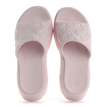 LOUIS VUITTON Rubber Monogram Embossed Pool 55 Flat Comfort Mule 40 Rose Clair