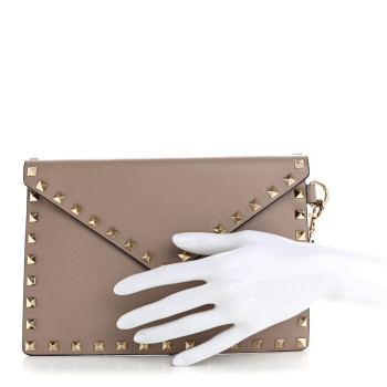 VALENTINO GARAVANI Vitello Medium Rockstud Envelope Flat Wristlet Pouch Poudre