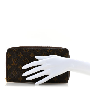 LOUIS VUITTON Monogram Zippy Organizer Wallet