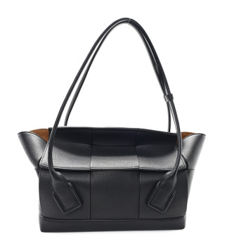 BOTTEGA VENETA Grained Calfskin Maxi Intrecciato Medium Arco Black