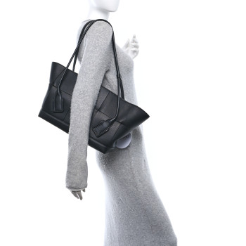 BOTTEGA VENETA Grained Calfskin Maxi Intrecciato Medium Arco Black