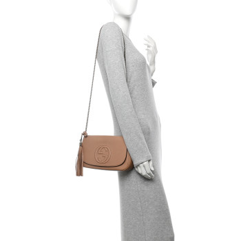 GUCCI Pebbled Calfskin Medium Soho Flap Crossbody Camelia