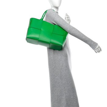 BOTTEGA VENETA Nappa Maxi Intrecciato Medium Arco Tote Parakeet